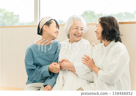 三代父母和孩子坐著說話（孫子、母親、祖母） 138488852