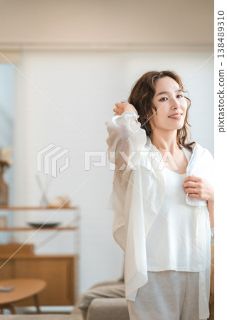 一位亞洲女性在沐浴或淋浴後用毛巾擦乾頭髮。 一位亞洲女性在沐浴或淋浴後用毛巾擦乾頭髮。 138489310