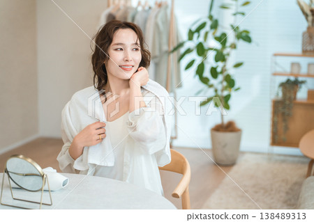 一位亞洲女性在沐浴或淋浴後用毛巾擦乾頭髮。 一位亞洲女性在沐浴或淋浴後用毛巾擦乾頭髮。 138489313