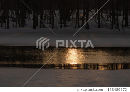 Lake shining in the morning sun 138489372