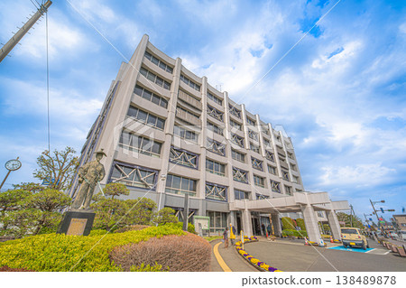 Exterior view of Kawagoe City Hall and statue of Ota Dokan [Kawagoe City, Saitama Prefecture] 138489878
