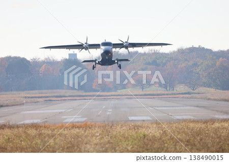 一架螺旋槳客機從調布機場起飛。 138490015