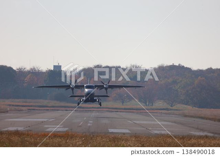 一架小型螺旋槳飛機從調布機場起飛 一架小型螺旋槳飛機從調布機場起飛 138490018