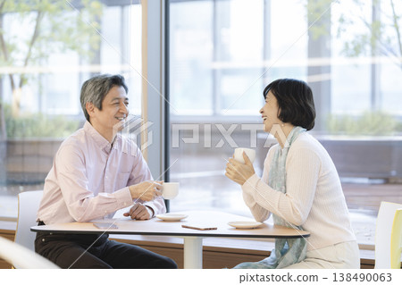 一對六十多歲的夫婦在咖啡館放鬆休息。 138490063