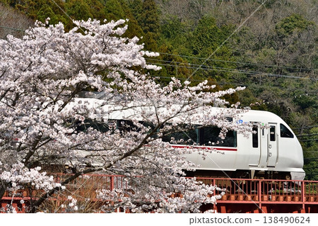 鐵路、火車、山陰本線、京都口、園部、戶野田、日吉、鐵路橋、櫻花、櫻花盛開、當地列車 鐵路、火車、山陰本線、京都口、園部、戶野田、日吉、鐵路橋、櫻花、櫻花盛開、當地列車 138490624