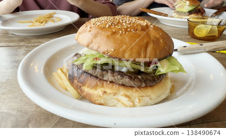 I ate a hamburger on a terrace by the sea in Kamakura. 138490674