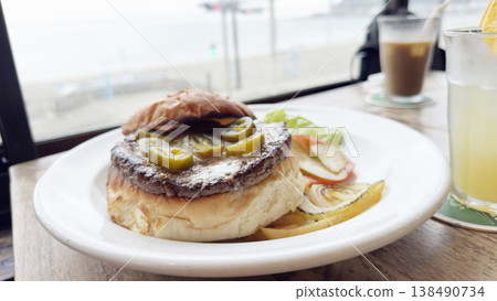 I ate a hamburger on a terrace by the sea in Kamakura. I ate a hamburger on a terrace by the sea in Kamakura. 138490734