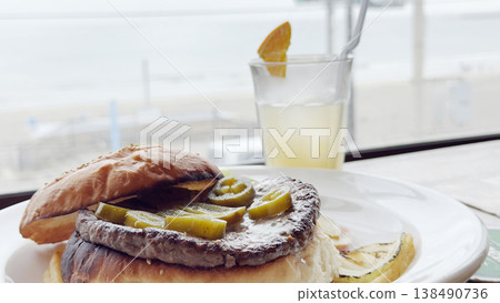 I ate a hamburger on a terrace by the sea in Kamakura. 138490736