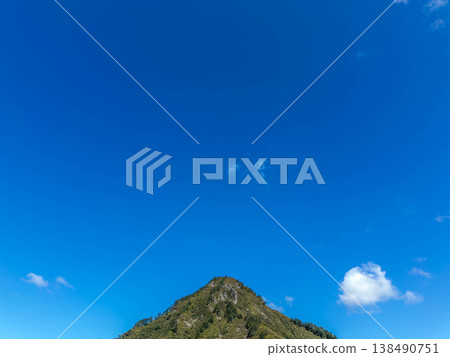秋日的天空和秋日的山巒 138490751