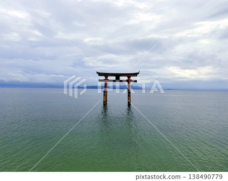 琵琶湖水面上漂浮的鳥居 138490779