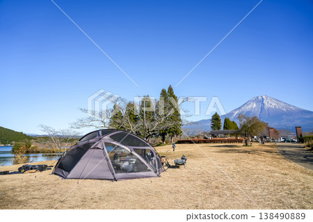 位於靜岡縣富士宮市狸湖露營地的帳篷營地，可欣賞富士山的壯麗景色。 138490889