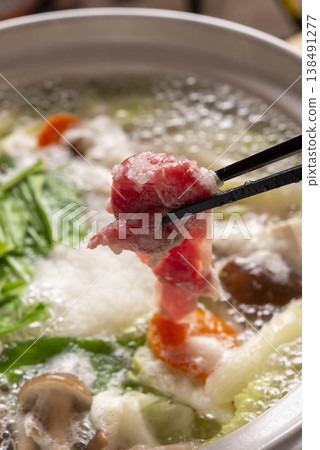 畫面中,羊肉在鍋裡涮涮鍋,配上大量的白蘿蔔絲,捕捉到用筷子夾起食物的感覺;還有一道冬季火鍋,配上水菜和蘑菇。 畫面中,羊肉在鍋裡涮涮鍋,配上大量的白蘿蔔絲,捕捉到用筷子夾起食物的感覺;還有一道冬季火鍋,配上水菜和蘑菇。 138491277