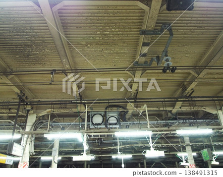 火車站月台的天花板結構、線路和照明設備 火車站月台的天花板結構、線路和照明設備 138491315