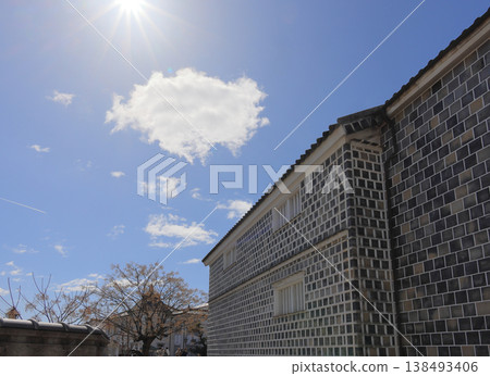 倉敷美學歷史街區街景[倉敷考古博物館和倉敷館旅遊資訊中心的魚子牆] 138493406