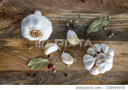 Raw Garlic Arrangement on Wooden Board 138494056