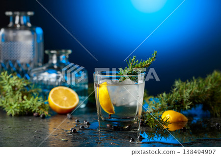 Cocktail gin and tonic with ice and lemon slice. Cocktail gin and tonic with ice and lemon slice. 138494907