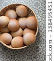 燕麥麵包，圓形麵包，裝在籃子裡。 138495451