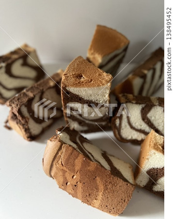 大理石紋戚風蛋糕,切片並撒上糖霜。 大理石紋戚風蛋糕,切片並撒上糖霜。 138495452