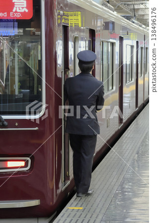 A train conductor confirms departure at Hankyu Osaka-Umeda Station. 138496176