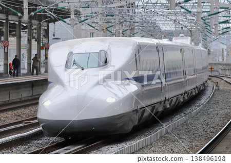 JR西日本N700系列希望號列車駛過西明石站。 JR西日本N700系列希望號列車駛過西明石站。 138496198