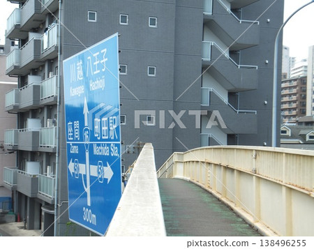 16號國道的路標與行人天橋 138496255