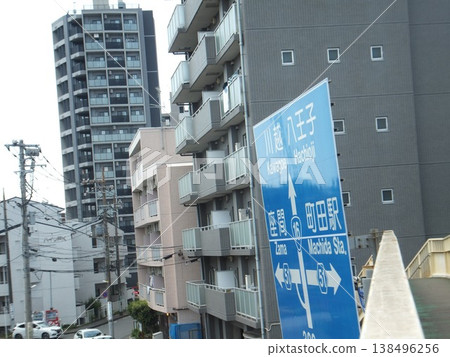16號國道的路標與行人天橋 138496256