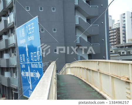 16號國道的路標與行人天橋 138496257