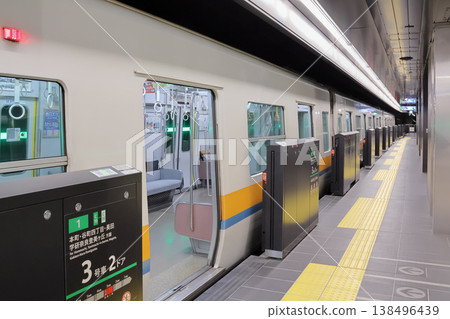 近鐵:車站月台門和本地列車 近鐵:車站月台門和本地列車 138496439