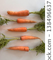 胡蘿蔔連著葉子一起擺放在白色背景上。 138496637