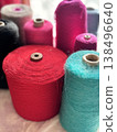彩色毛線纏繞在圓錐體上 138496640