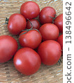 成熟的西紅柿，裝在籃子裡，配上夏季蔬菜。 138496642