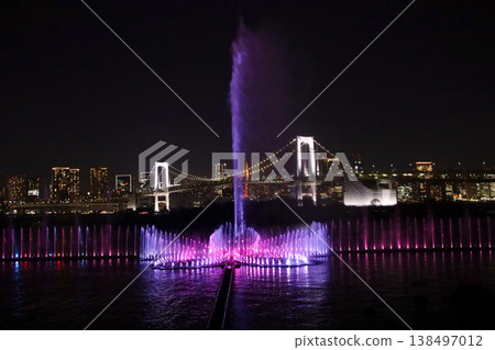 東京台場海濱公園的噴泉表演「水之交響曲」。 東京台場海濱公園的噴泉表演「水之交響曲」。 138497012