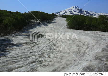 The snowmelt has begun at Zenshin Marsh. 138497976