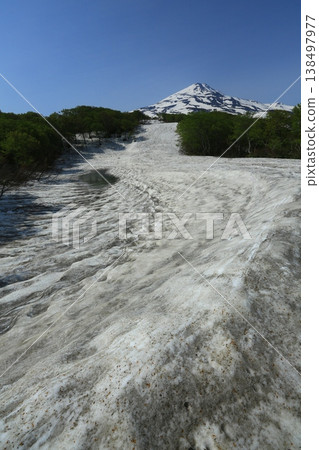 The snowmelt has begun at Zenshin Marsh. 138497977