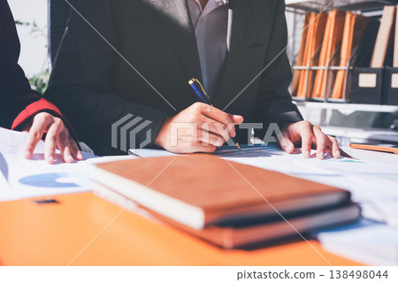 Diverse business people having a team meeting in an office Diverse business people having a team meeting in an office 138498044