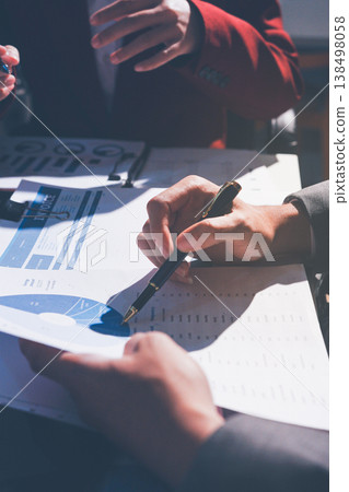 Diverse business people having a team meeting in an office Diverse business people having a team meeting in an office 138498058