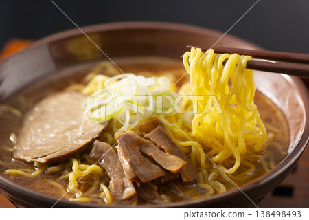 醬油拉麵。用筷子夾起麵條時發出的滋滋聲。上面鋪著叉燒、筍乾、蔥花和鳴門卷。一道道地的中國麵食。 醬油拉麵。用筷子夾起麵條時發出的滋滋聲。上面鋪著叉燒、筍乾、蔥花和鳴門卷。一道道地的中國麵食。 138498493