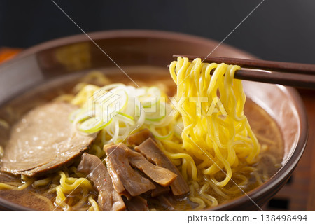 醬油拉麵。用筷子夾起麵條時發出的滋滋聲。上面鋪著叉燒、筍乾、蔥花和鳴門卷。一道道地的中國麵食。 138498494