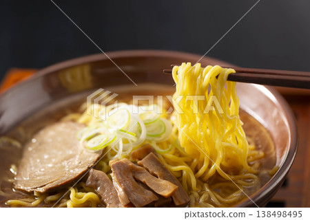 醬油拉麵。用筷子夾起麵條時發出的滋滋聲。上面鋪著叉燒、筍乾、蔥花和鳴門卷。一道道地的中國麵食。 138498495