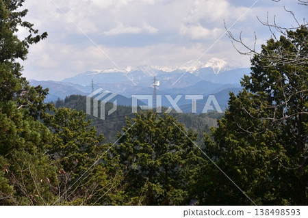 從日本岐阜縣高山市高山城遺址眺望：城山公園周圍的山脈和森林。 138498593