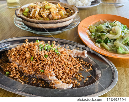 中國餐桌上的場景（蒸魚、炒蔬菜、砂鍋菜和米飯） 138498594