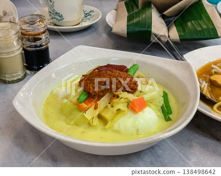 Malaysian cuisine: Lontong (coconut vegetable stew) and rice cakes 138498642