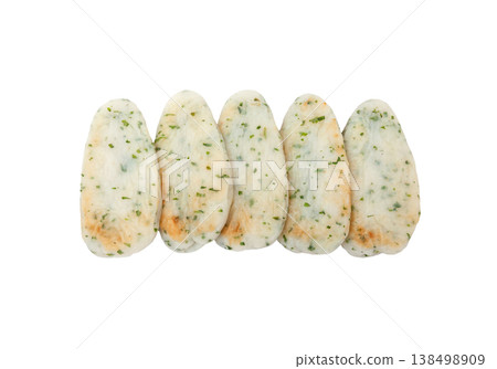 竹葉味魚餅[白色背景，摳圖] 138498909