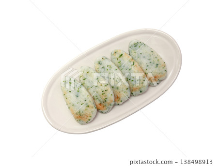 竹葉包裹的魚餅配紫蘇葉，置於盤中 [白色背景，摳圖] 138498913