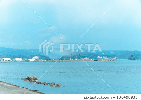 漂浮在海中的島嶼 漂浮在海中的島嶼 138498935