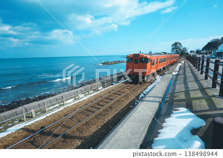 冰見線火車沿著海岸 138498944