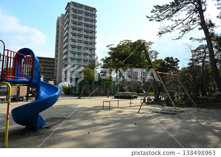 The playground area of Hakusan Park and the surrounding streetscape (Chuo Ward, Niigata City, Niigata Prefecture) The playground area of Hakusan Park and the surrounding streetscape (Chuo Ward, Niigata City, Niigata Prefecture) 138498963