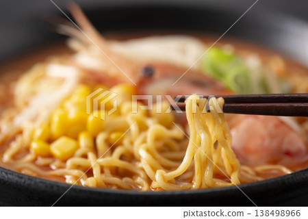 蝦子味噌拉麵：用筷子夾起麵條的快感，上面撒著玉米粒和蔥花，湯汁濃鬱美。 138498966
