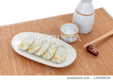 紫蘇葉味魚餅和清酒 138499036