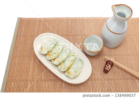 紫蘇葉味魚餅和清酒 138499037